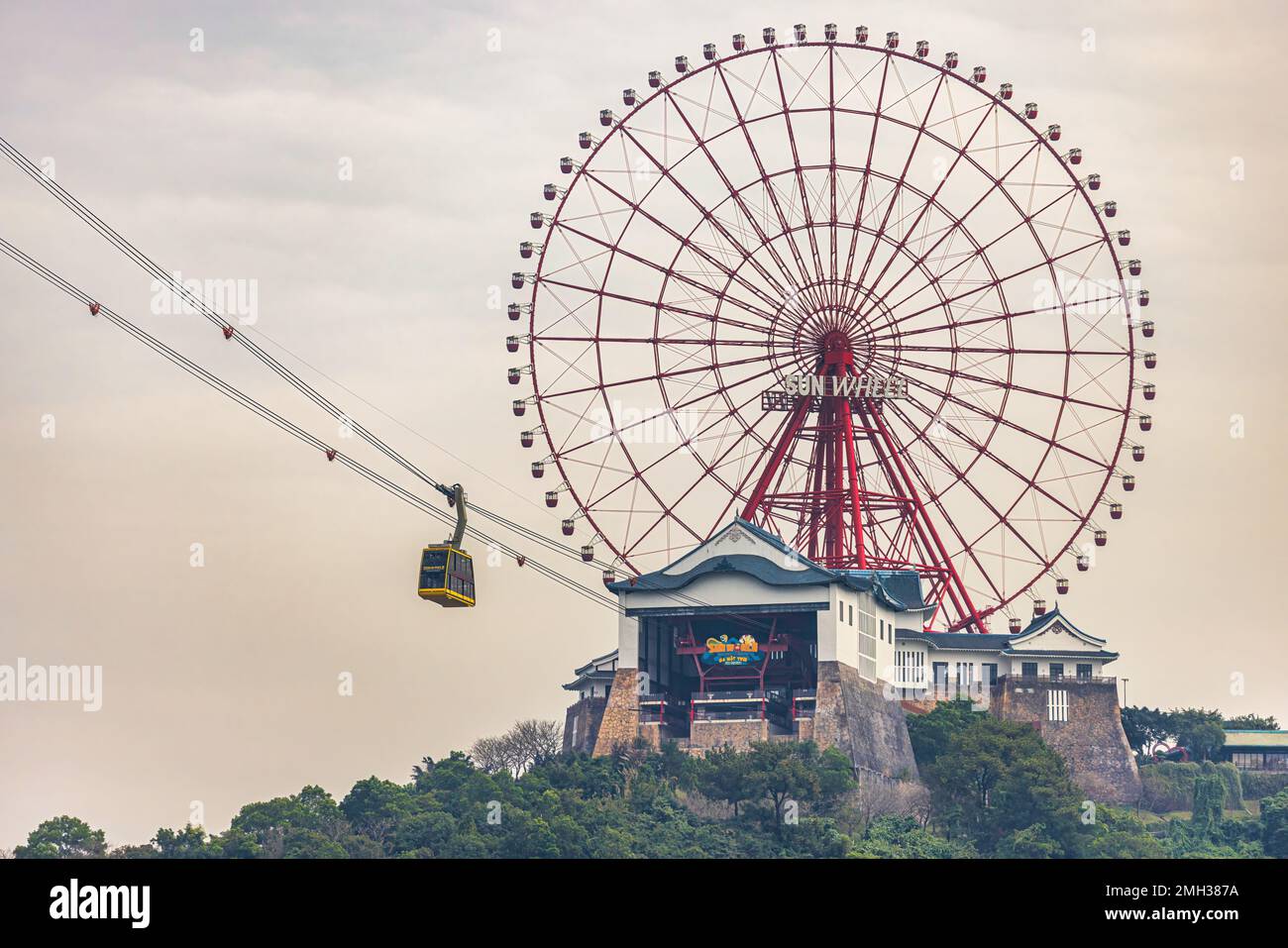 HA LONG, VIETNAM - 1 GENNAIO 2023: Ruota panoramica e cavo o teleferico vicino alla baia di ha Long - ruota solare Foto Stock