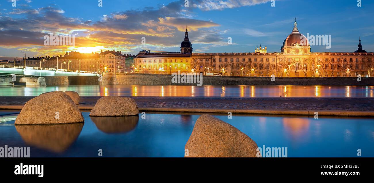 Fiume Rodano nella città di Lione al tramonto, Francia. Foto Stock
