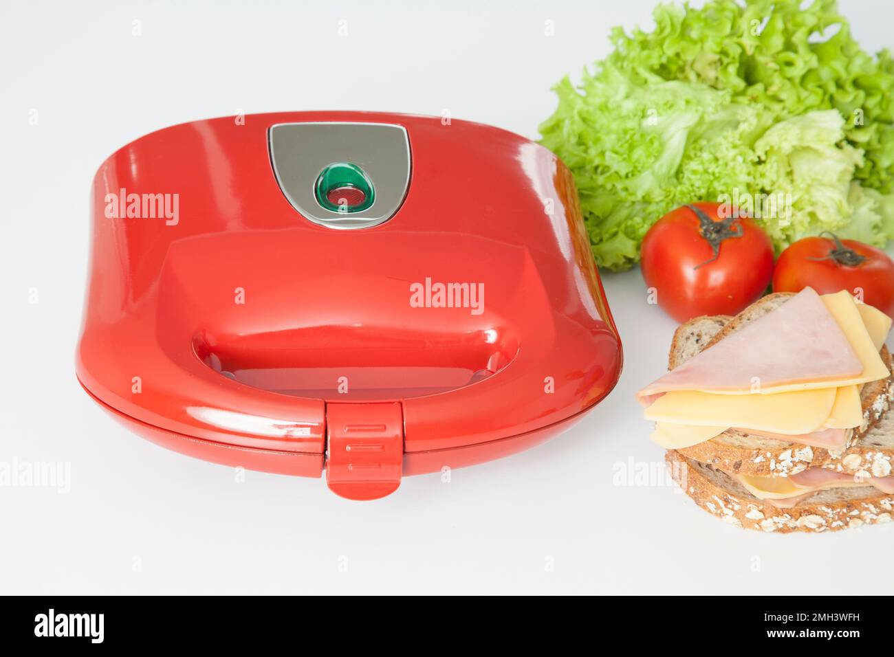 Tostiera rossa con cibo. Foto Stock