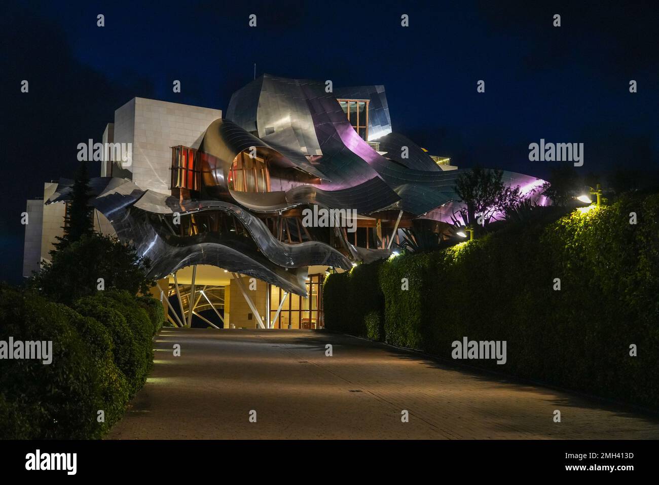 Marques de Riscal Hotel di lusso progettato da Frank O. Gehry per la cantina Rioja. All'interno è presente una spa di vinoterapia e un ristorante Michelin. Spagna. Foto Stock