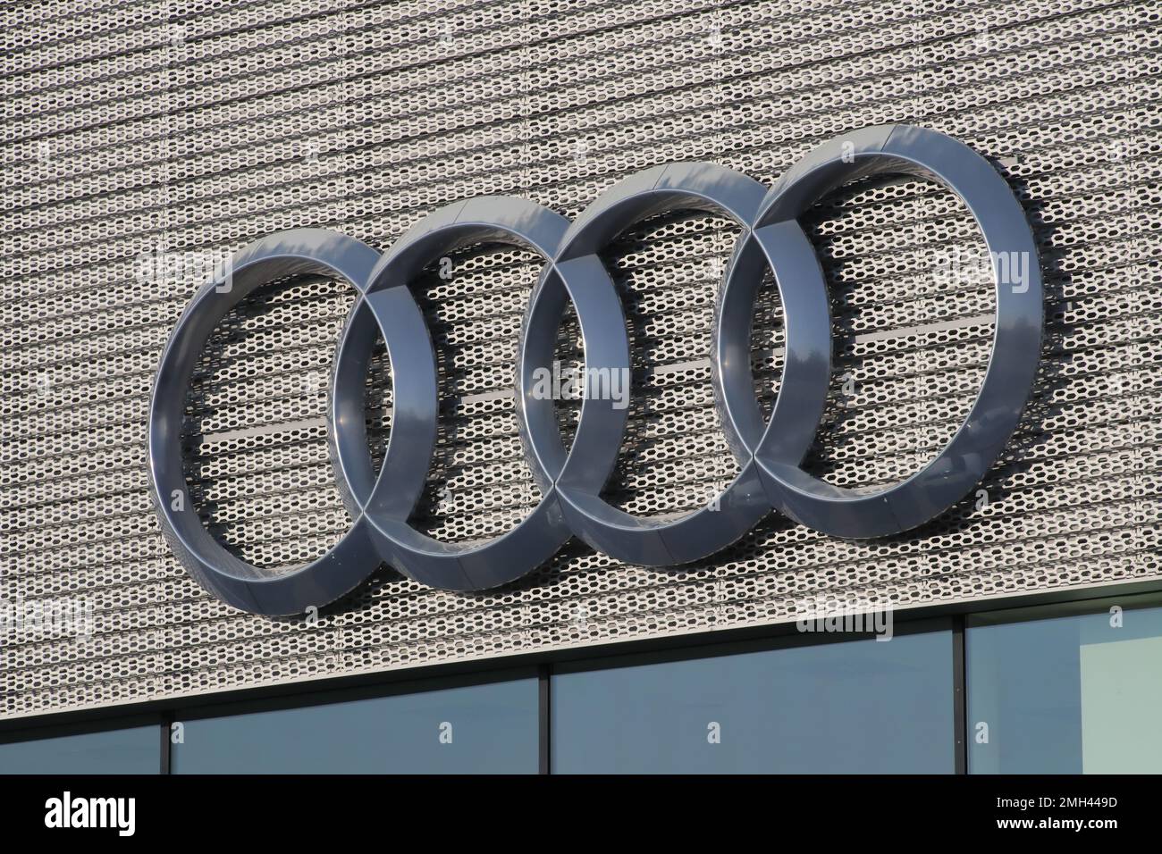 Italia, anno 2023, logo Audi metallico sulla costruzione di un rivenditore ufficiale del marchio Foto Stock