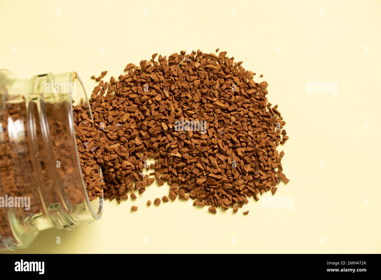 caffè granulare su fondo isolato, fondo caffè Foto Stock