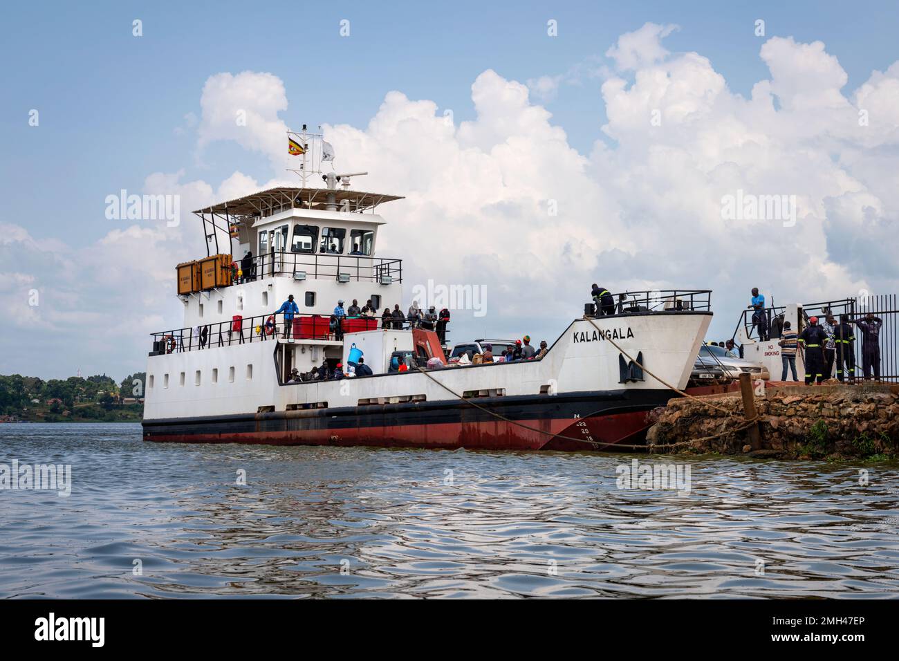 Il traghetto MV Kalangala che trasporta persone e veicoli sul lago Victoria, da Nakiwogo, Entebbe alle isole Kalangala. Foto Stock