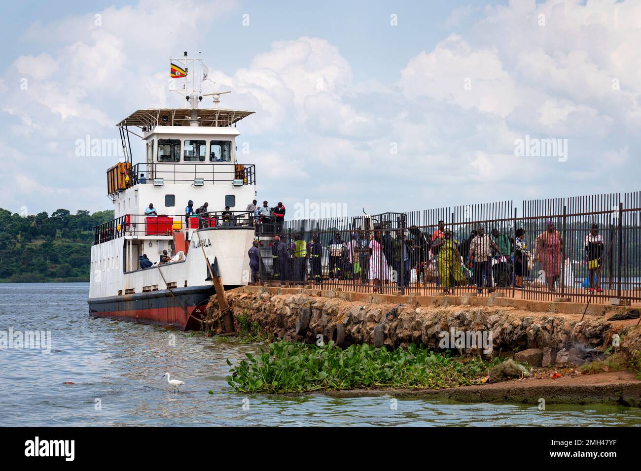 Il traghetto MV Kalangala che trasporta persone e veicoli sul lago Victoria, da Nakiwogo, Entebbe alle isole Kalangala. Foto Stock