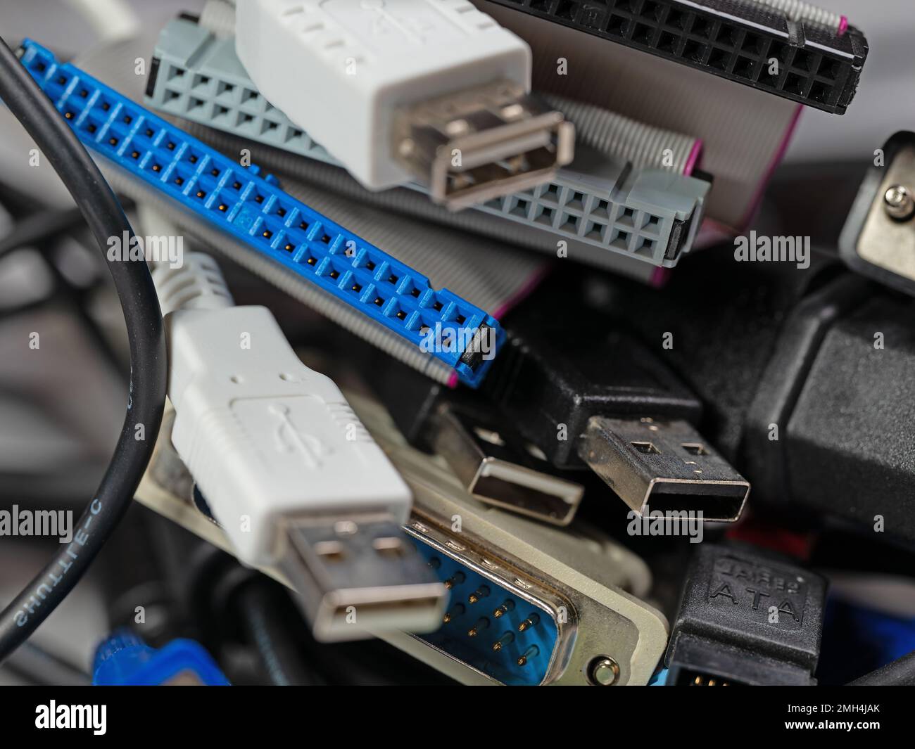 Molti cavi di computer diversi in un primo piano Foto Stock
