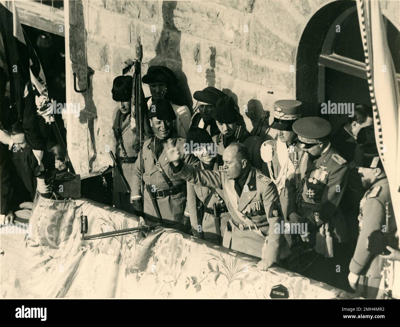 ROMA 17/05/1930. VIII S.E. IL CAPO DEL GOVERNO A FIRENZE. IL DUCE PARLA ALLA FOLLA RADUNATASI IN PIAZZA SIGNORIA PER ASCOLLARE L’ATTESISSIMO PERCORSO POLITICO Foto Stock