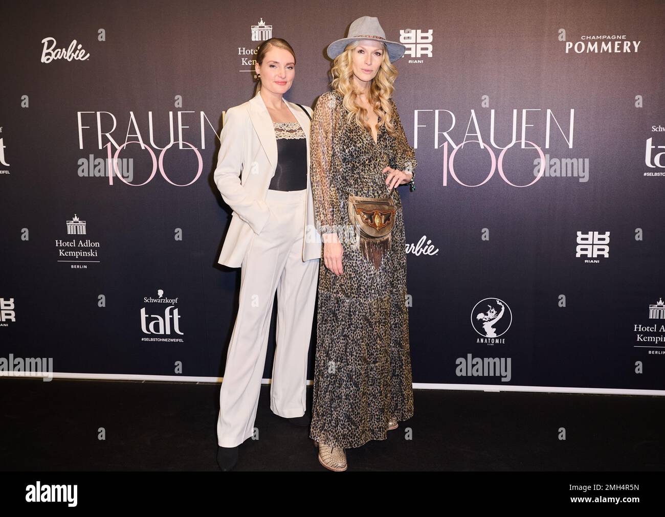 Berlino, Germania. 26th Jan, 2023. Marie van den Benken (l) e mia Florentine Weiss, artista, si presentano al Gender Summit dell'Hotel Adlon per una maggiore uguaglianza tra uomini e donne. Per conto di Frauen100, la manifestazione si svolge sotto il motto "uomini di sostegno alla qualità parità di genere". Credit: Annette Riedl/dpa/Alamy Live News Foto Stock