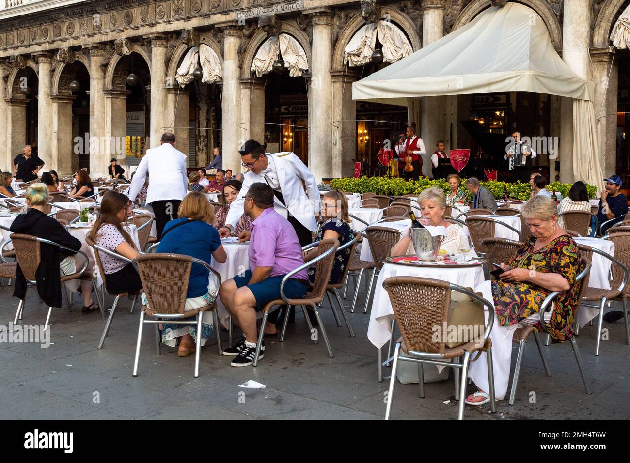 Cenare fuori a Venezia, cenare presso i caffè e bar seduti all'aperto Foto Stock