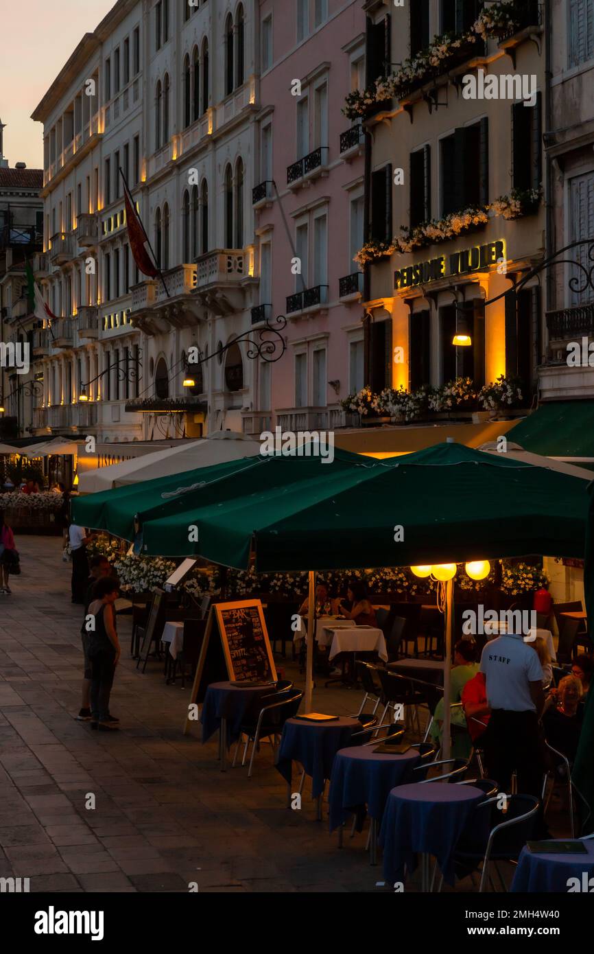 Cenare fuori a Venezia, cenare presso i caffè e bar seduti all'aperto Foto Stock