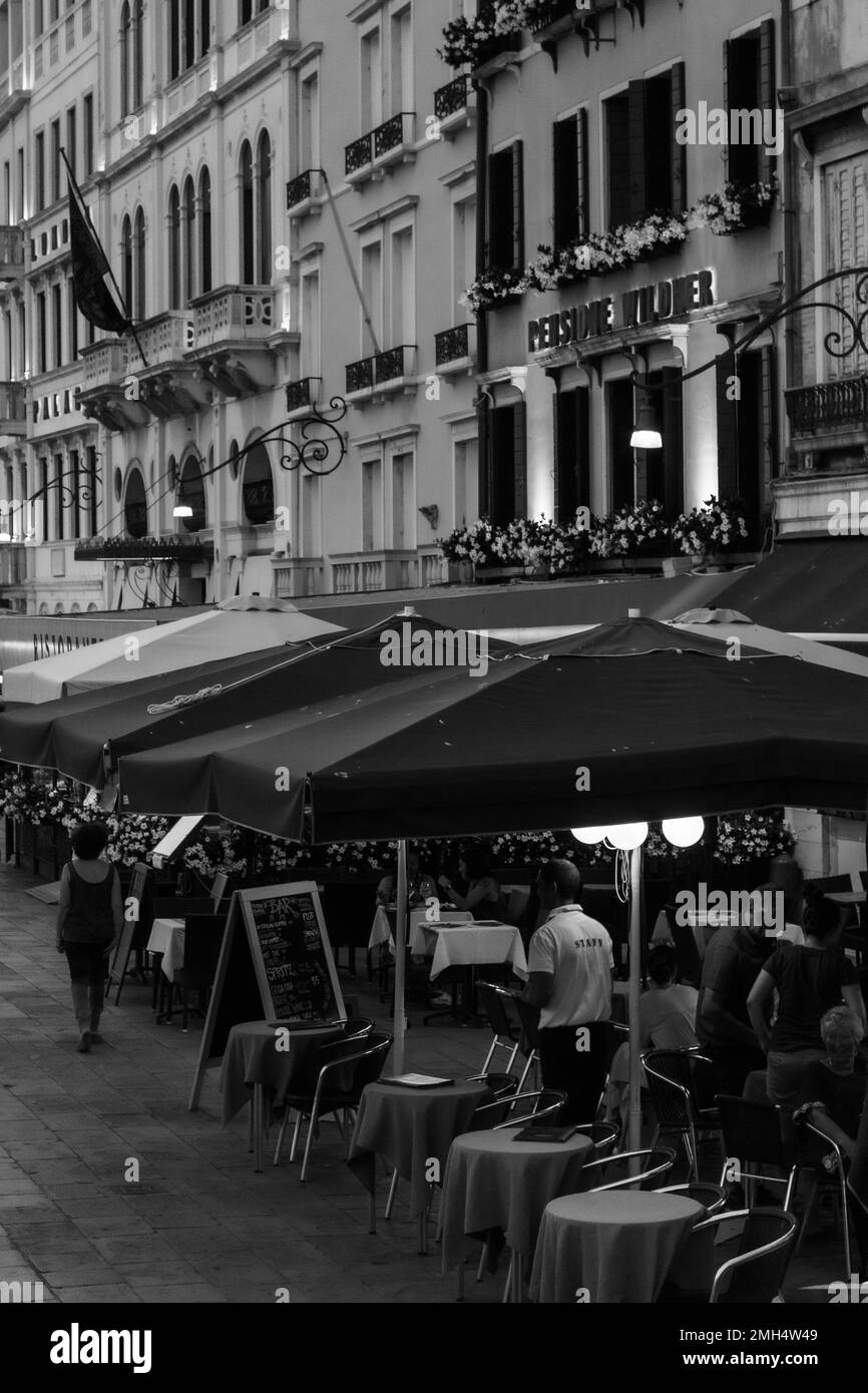 Cenare fuori a Venezia, cenare presso i caffè e bar seduti all'aperto Foto Stock