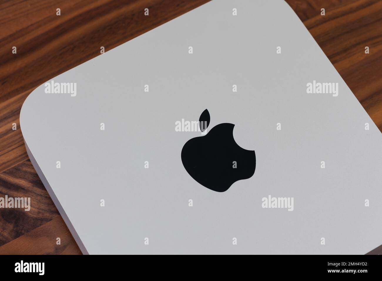 LONDRA - 24 GENNAIO 2023: Mini computer Apple Mac con logo vista dall'alto su sfondo in legno da ufficio Foto Stock