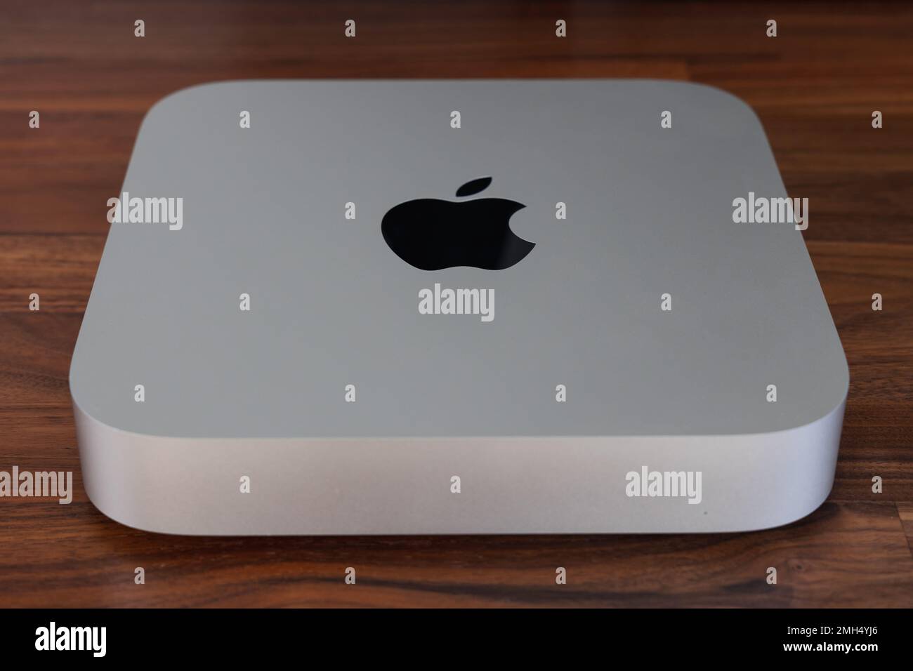LONDRA - 24 GENNAIO 2023: Mini computer Apple Mac con logo vista dall'alto su sfondo in legno da ufficio Foto Stock
