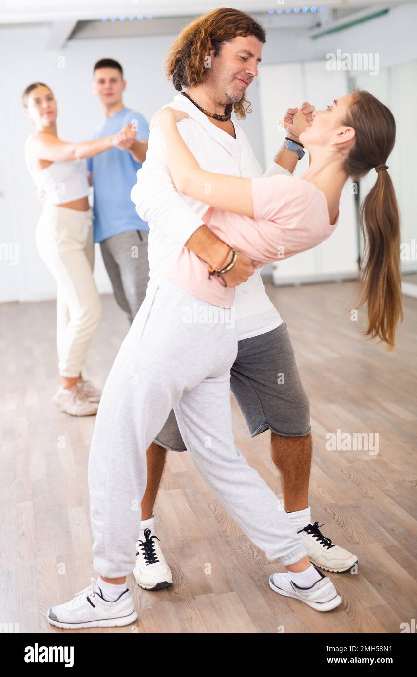 Ballerini coppia bachata immagini e fotografie stock ad alta risoluzione -  Alamy