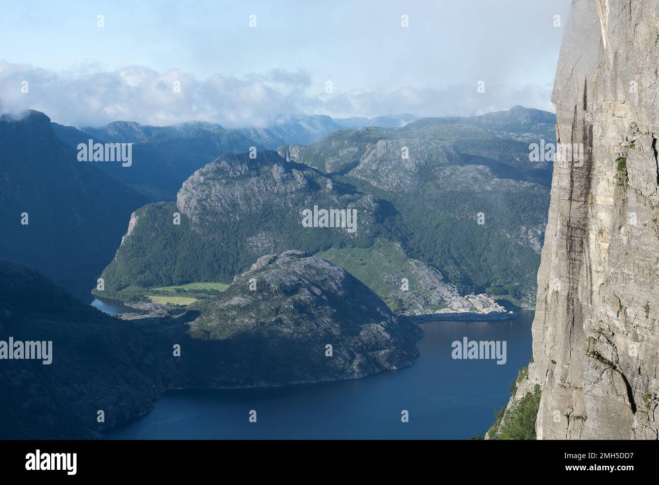 Vista sulle montagne dal Prekestolen cliff, Norvegia Foto Stock