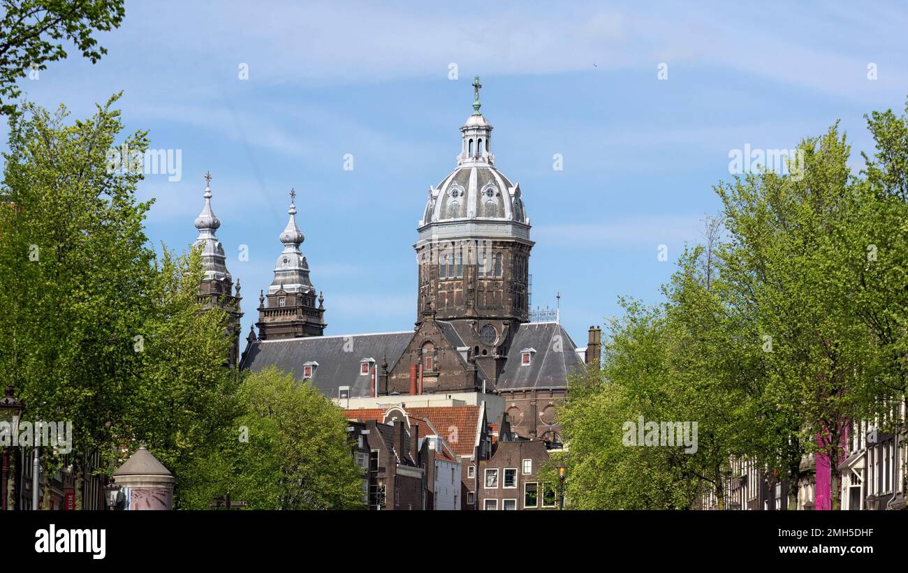 AMSTERDAM, PAESI BASSI - 01 MAGGIO 2018: Vista esterna della cupola di Sint Nicolaaskerk nella zona di Nieuwe Zijde Foto Stock