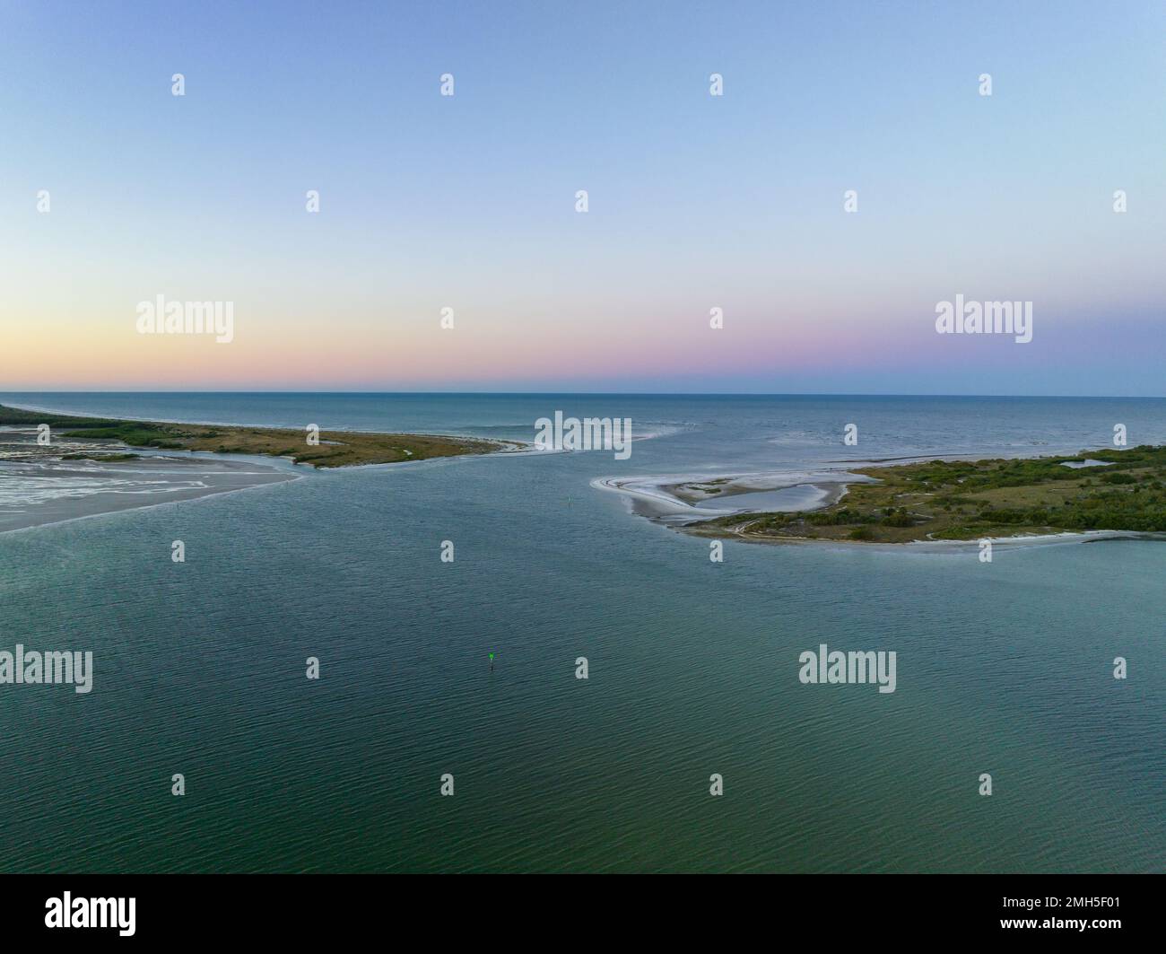 Vista aerea di Honeymoon Island e Caladesi Island separate dall'Hurricane Pass, Florida. Foto Stock
