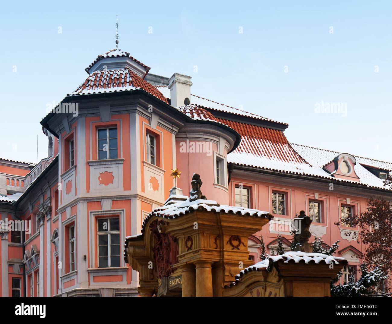 Praga - 15 dicembre: Vista della casa Faust all'angolo di Piazza Carlo il 15 dicembre 2022 a Praga, Repubblica Ceca. Tetti innevati al tramonto Foto Stock