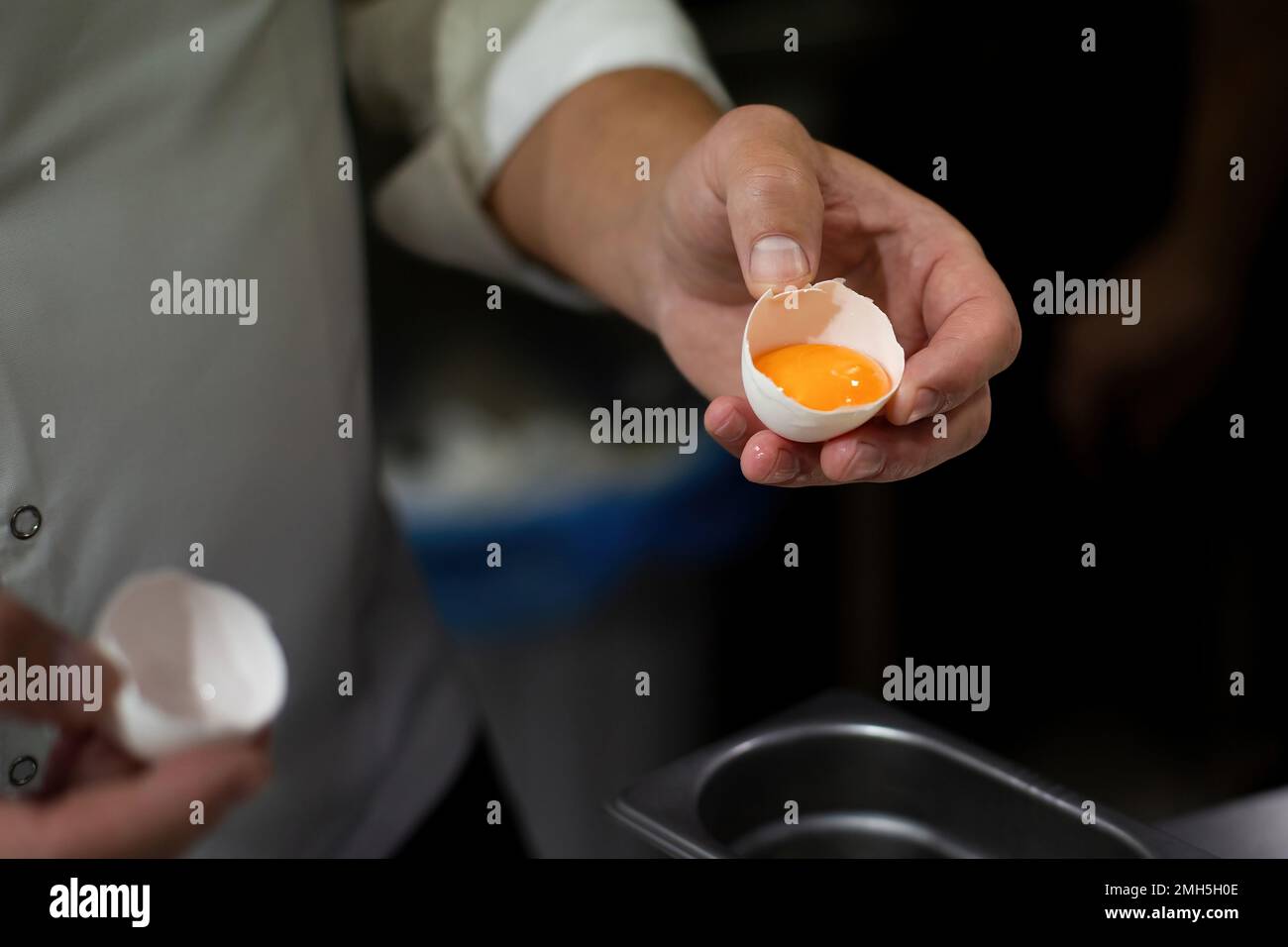 Cuocere le uova. tuorlo d'uovo Foto Stock