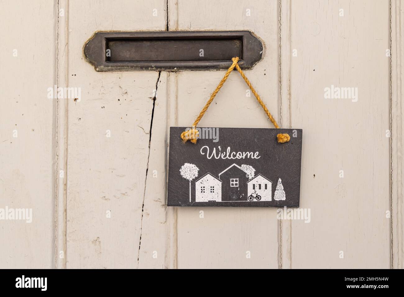 Arles, Bocche del Rhône, Provenza-Alpi-Costa Azzurra, Francia. Cartello di benvenuto appeso a una lettera in una porta. Foto Stock