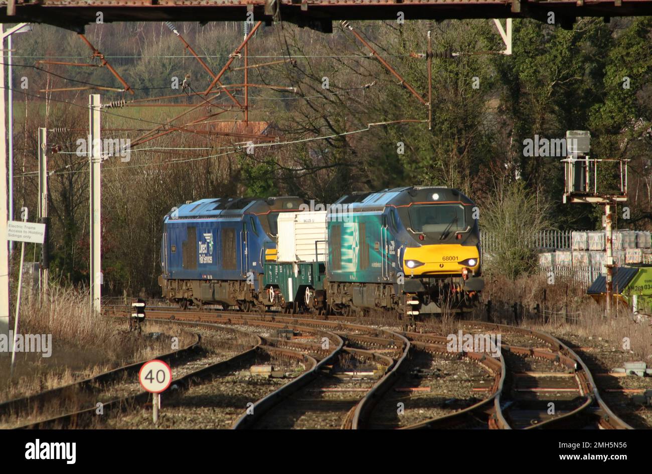 Direct Rail Services Locos, 68001 Evolution e 68007 Valiant, top and tail un treno nucleare visto avvicinarsi a Carnforth il 25th gennaio 2023. Foto Stock