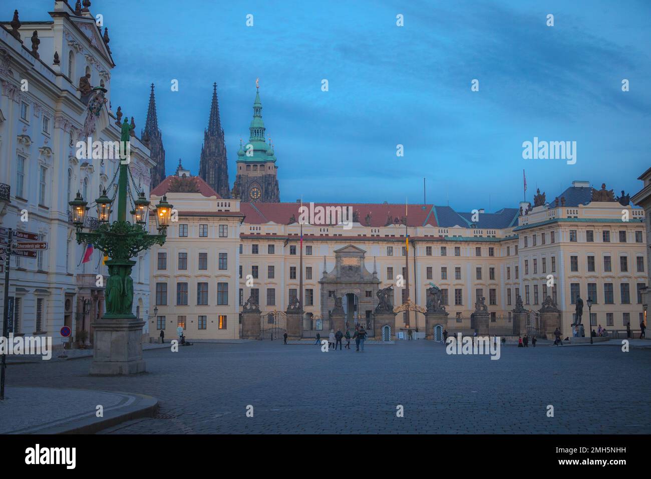 Vecchio Palazzo reale di Praga, e piazza di fronte con una fontana in vecchio stile. Una volta la casa dei re e dove la Guerra dei Trent'anni iniziò nel 1618. Foto Stock