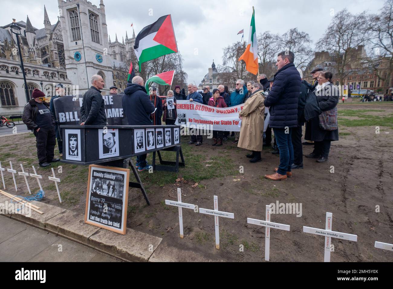 Londra, Regno Unito. 26 gennaio 2023. La gente in Piazza del Parlamento ha ricordato il massacro della domenica sanguinosa quando i soldati britannici hanno sparato 26 civili disarmati durante una protesta in gran parte pacifica a Derry. 14 morirono sulla scena e più tardi, alcuni mentre scappare, altri quando cercavano di aiutare i feriti. Tra i presenti vi erano alcuni appartenenti a famiglie di persone uccise. La giustizia chiedeva per gli omicidi e si opponeva a un disegno di legge che avrebbe posto fine al perseguimento dei colpevoli. Peter Marshall/Alamy Live News Foto Stock