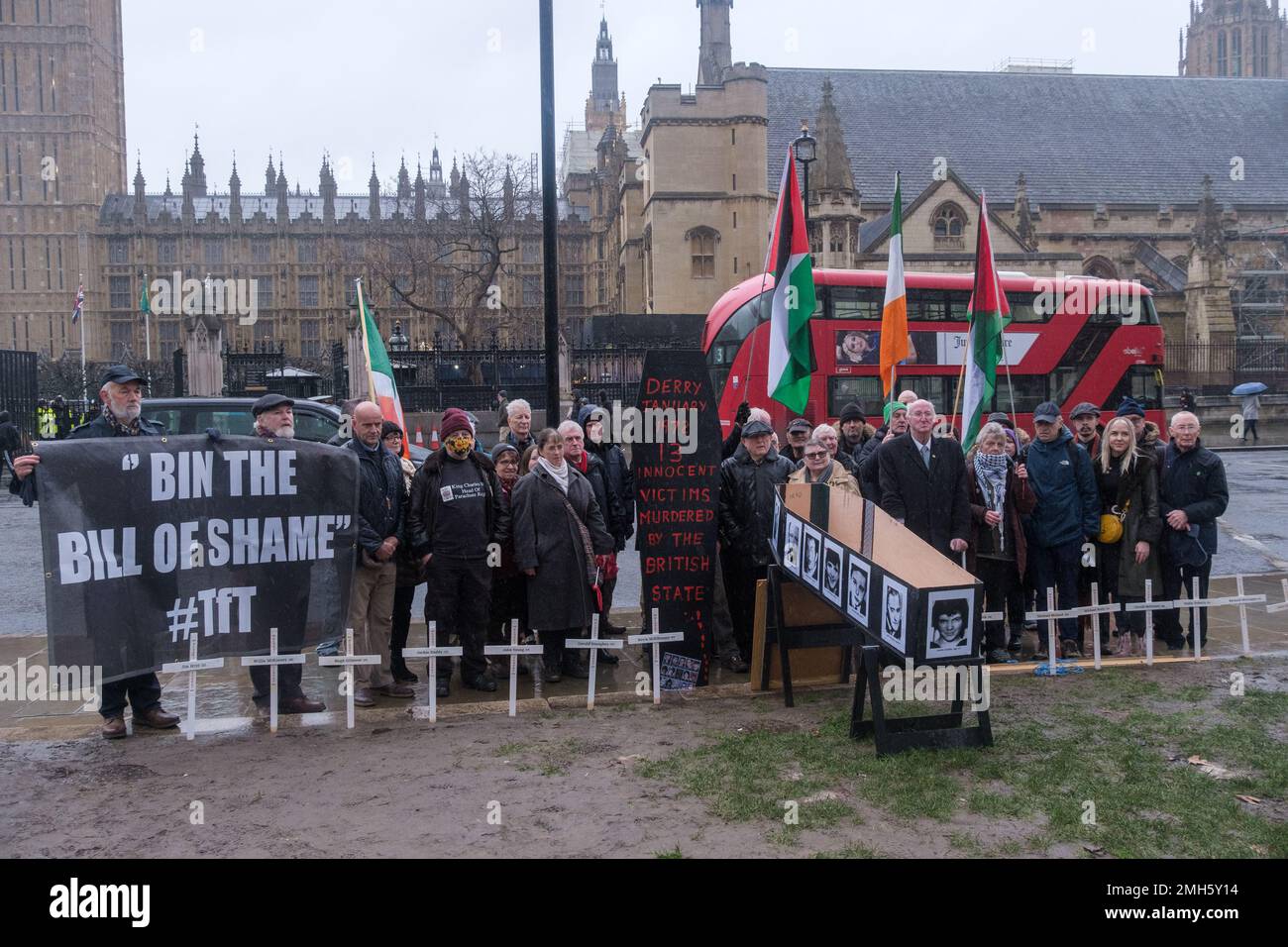 Londra, Regno Unito. 26 gennaio 2023. La gente in Piazza del Parlamento ha ricordato il massacro della domenica sanguinosa quando i soldati britannici hanno sparato 26 civili disarmati durante una protesta in gran parte pacifica a Derry. 14 morirono sulla scena e più tardi, alcuni mentre scappare, altri quando cercavano di aiutare i feriti. Tra i presenti vi erano alcuni appartenenti a famiglie di persone uccise. La giustizia chiedeva per gli omicidi e si opponeva a un disegno di legge che avrebbe posto fine al perseguimento dei colpevoli. Peter Marshall/Alamy Live News Foto Stock