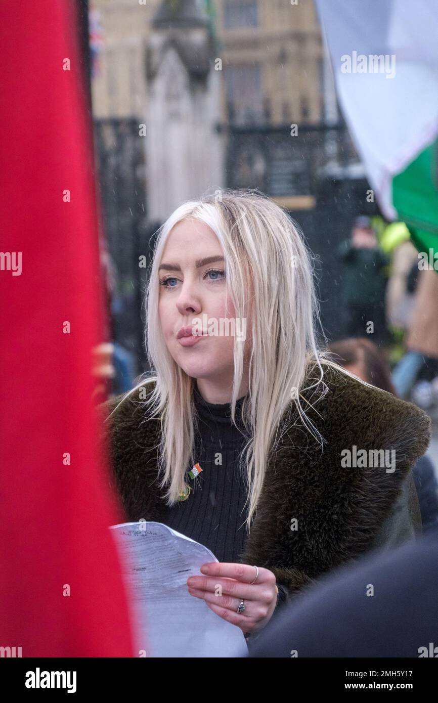 Londra, Regno Unito. 26 gennaio 2023. La gente in Piazza del Parlamento ha ricordato il massacro della domenica sanguinosa quando i soldati britannici hanno sparato 26 civili disarmati durante una protesta in gran parte pacifica a Derry. 14 morirono sulla scena e più tardi, alcuni mentre scappare, altri quando cercavano di aiutare i feriti. Tra i presenti vi erano alcuni appartenenti a famiglie di persone uccise. La giustizia chiedeva per gli omicidi e si opponeva a un disegno di legge che avrebbe posto fine al perseguimento dei colpevoli. Peter Marshall/Alamy Live News Foto Stock