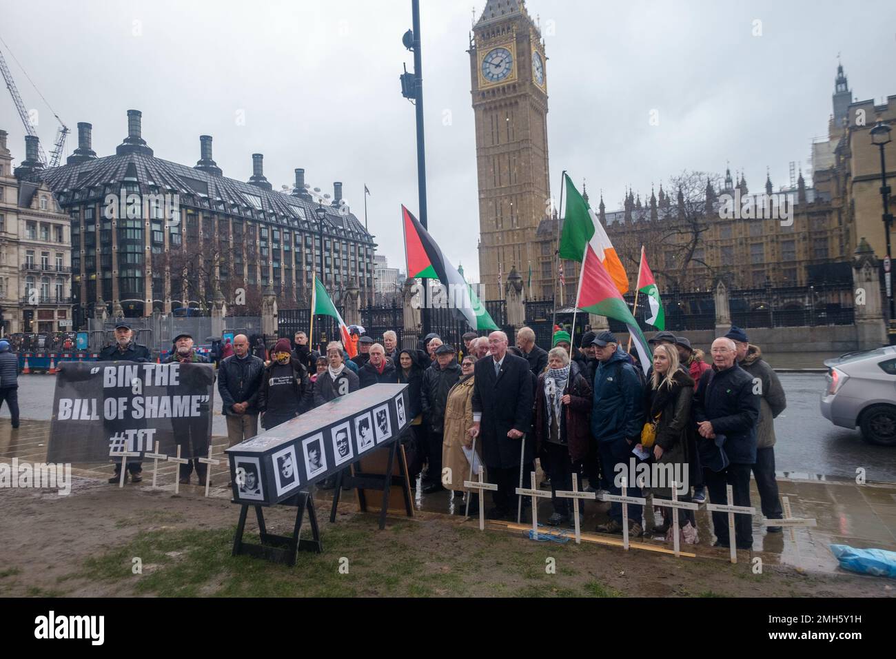Londra, Regno Unito. 26 gennaio 2023. La gente in Piazza del Parlamento ha ricordato il massacro della domenica sanguinosa quando i soldati britannici hanno sparato 26 civili disarmati durante una protesta in gran parte pacifica a Derry. 14 morirono sulla scena e più tardi, alcuni mentre scappare, altri quando cercavano di aiutare i feriti. Tra i presenti vi erano alcuni appartenenti a famiglie di persone uccise. La giustizia chiedeva per gli omicidi e si opponeva a un disegno di legge che avrebbe posto fine al perseguimento dei colpevoli. Peter Marshall/Alamy Live News Foto Stock