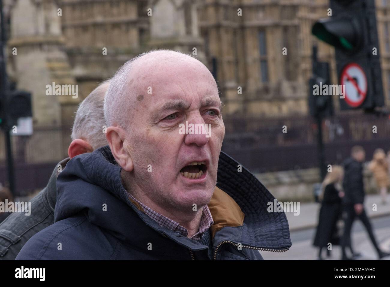 Londra, Regno Unito. 26 gennaio 2023. La gente in Piazza del Parlamento ha ricordato il massacro della domenica sanguinosa quando i soldati britannici hanno sparato 26 civili disarmati durante una protesta in gran parte pacifica a Derry. 14 morirono sulla scena e più tardi, alcuni mentre scappare, altri quando cercavano di aiutare i feriti. Tra i presenti vi erano alcuni appartenenti a famiglie di persone uccise. La giustizia chiedeva per gli omicidi e si opponeva a un disegno di legge che avrebbe posto fine al perseguimento dei colpevoli. Peter Marshall/Alamy Live News Foto Stock