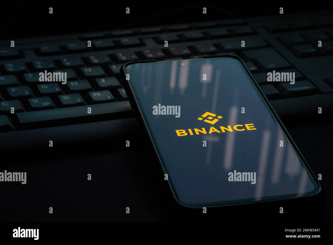 Ljubljana, Slovenia - 21 gennaio 2023: Logo Binance Exchange sullo schermo dello smartphone che si trova sulla tastiera del computer Foto Stock