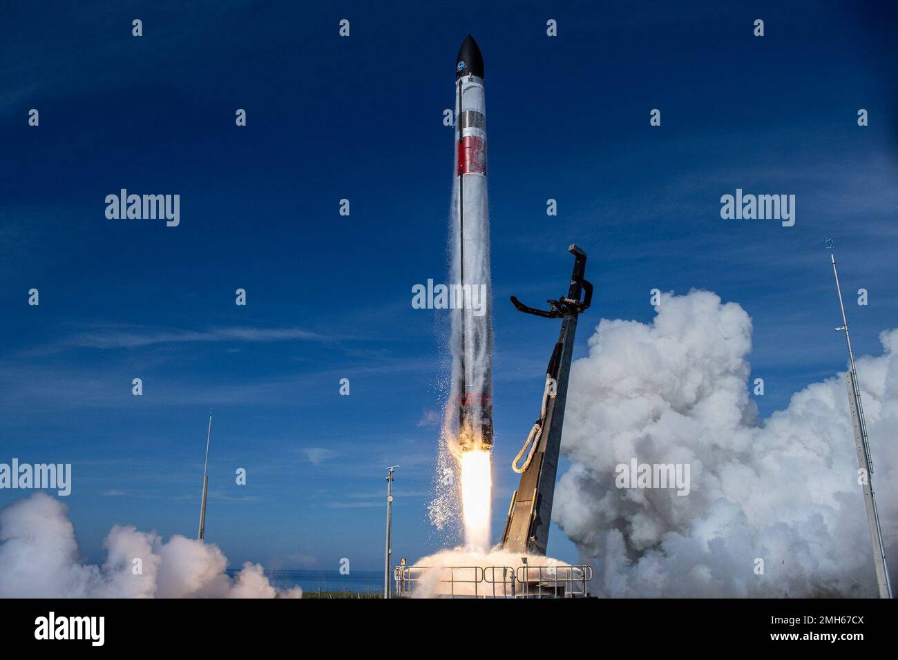 Virginia, Stati Uniti. 24th Jan, 2023. Rocket Lab, una prolifica società di lancio che regolarmente lancia i suoi torreggianti razzi Electron fuori dalla Nuova Zelanda, ha condotto il suo primo liftoff dal suolo americano il martedì. La missione, soprannominata "Virginia is for Launch Lovers", è decollato dalla struttura di volo Wallops della NASA sulla costa settentrionale della Virginia alle 6:00 ET. Il lancio del razzo di 60 piedi ha consegnato tre piccoli satelliti in orbita per la società di imaging terrestre Hawkeye 360, che utilizza una rete di veicoli spaziali per individuare le frequenze radio sulla Terra a sostegno di progetti militari e commerciali. Rocket Lab è tra t Foto Stock