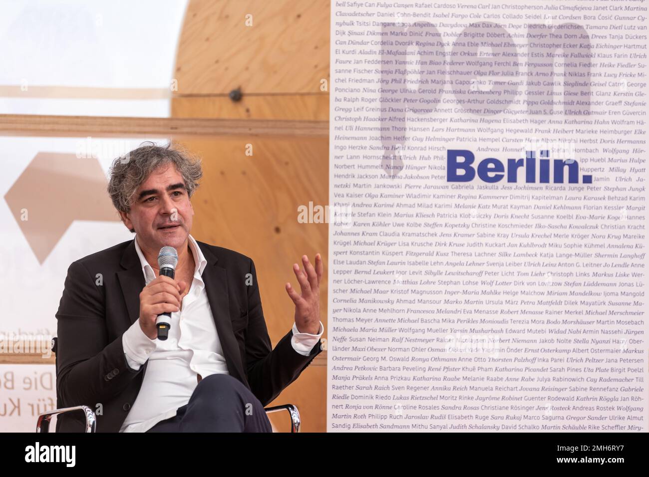 Francoforte, Germania. 19th Ott 2022. Fiera del Libro di Francoforte, Frankfurter Buchmesse 2022: Giornalista e editore tedesco-turco Deniz Yücel alla tavola rotonda parlare della situazione in Iran con il tema 'Iran - dove andare? La rivolta contro il regime dei mullah e ciò che il resto del mondo può fare' nel padiglione di Agora. Credit: Christian Lademann / lademannmedia Foto Stock