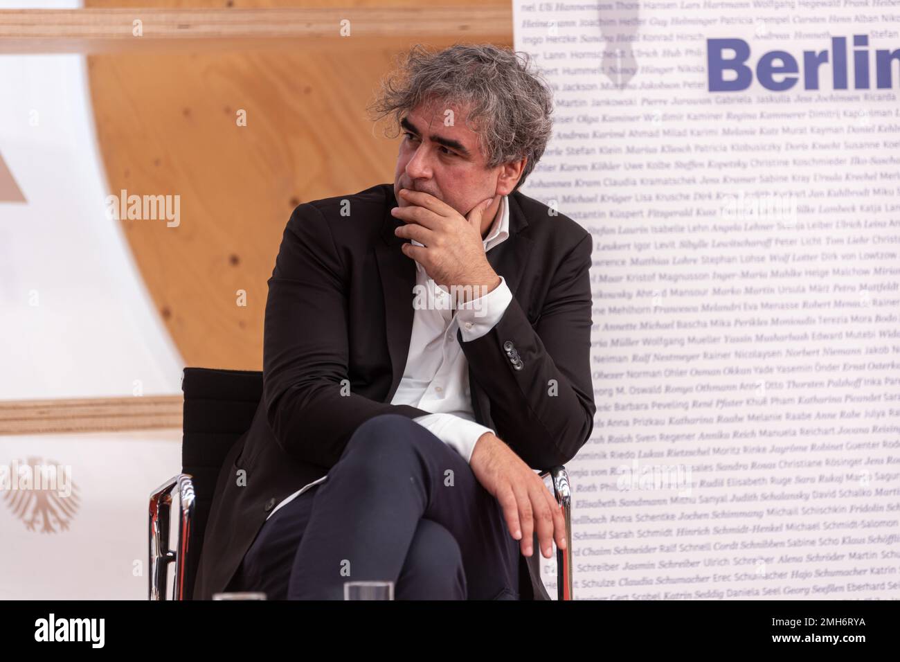 Francoforte, Germania. 19th Ott 2022. Fiera del Libro di Francoforte, Frankfurter Buchmesse 2022: Giornalista e editore tedesco-turco Deniz Yücel alla tavola rotonda parlare della situazione in Iran con il tema 'Iran - dove andare? La rivolta contro il regime dei mullah e ciò che il resto del mondo può fare' nel padiglione di Agora. Credit: Christian Lademann / lademannmedia Foto Stock