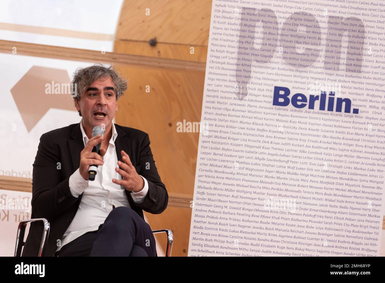 Francoforte, Germania. 19th Ott 2022. Fiera del Libro di Francoforte, Frankfurter Buchmesse 2022: Giornalista e editore tedesco-turco Deniz Yücel alla tavola rotonda parlare della situazione in Iran con il tema 'Iran - dove andare? La rivolta contro il regime dei mullah e ciò che il resto del mondo può fare' nel padiglione di Agora. Credit: Christian Lademann / lademannmedia Foto Stock