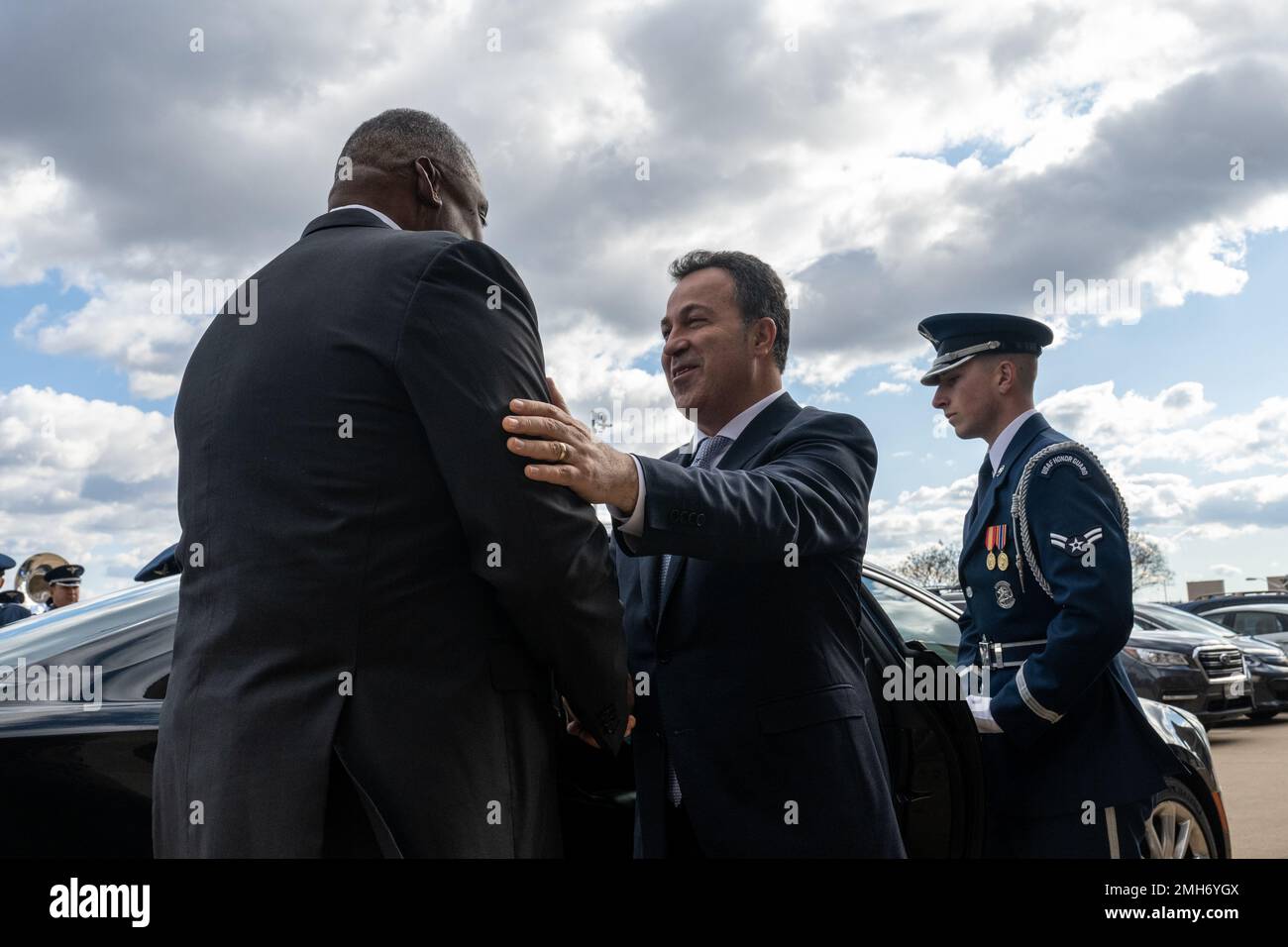 Washington DC, Stati Uniti. 26th Jan, 2023. Washington DC, Stati Uniti. 26 gennaio 2023. Il Segretario della Difesa degli Stati Uniti Lloyd Austin, a sinistra, accoglie il Ministro della Difesa albanese Niko Peleshi durante la cerimonia di arrivo al Pentagono, 26 gennaio 2023 a Washington, DC Credit: TSgt. Jack Sanders/DOD Photo/Alamy Live News Foto Stock