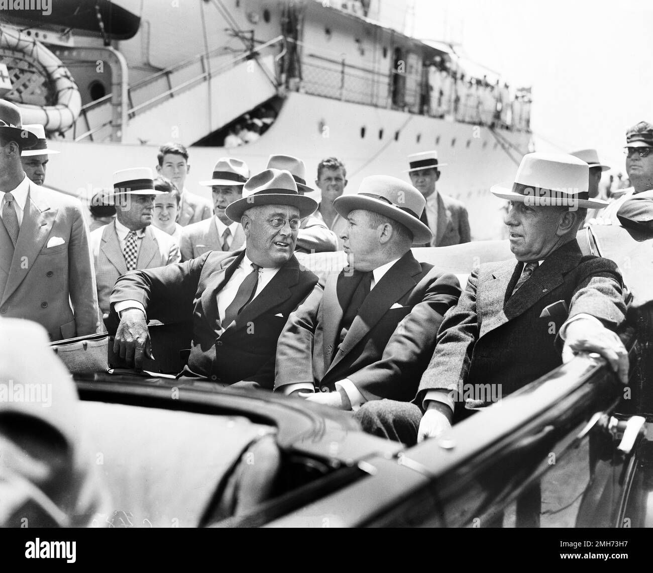 STATI UNITI Presidente Franklin Roosevelt e Governatore della Florida David Sholtz in Convertible Car, Florida, USA, Harris & Ewing, 1935 Foto Stock