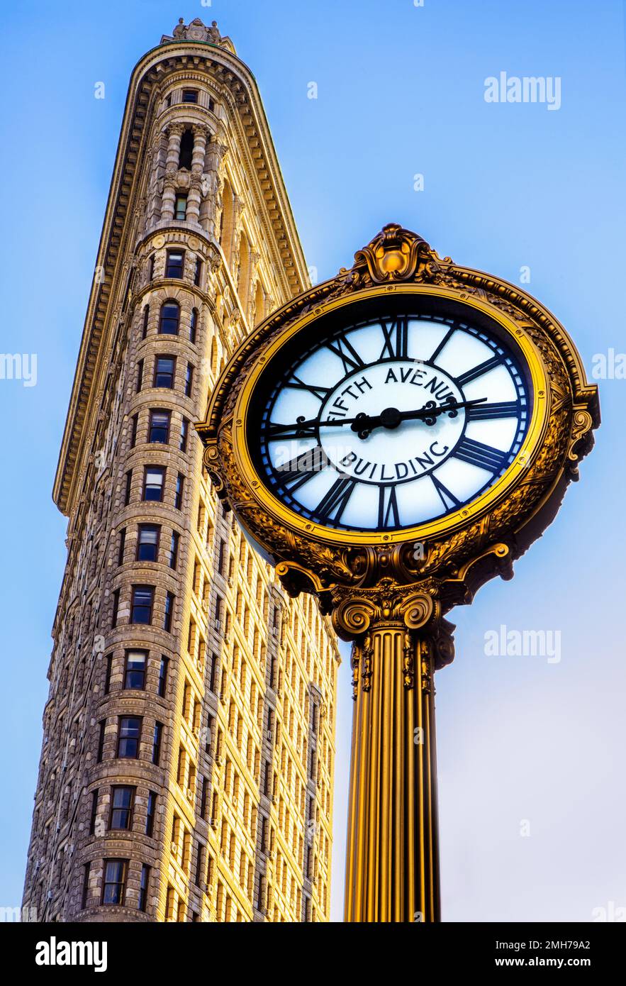 Il Flatiron Building si trova all'intersezione di Fifth Avenue, Broadway e East Twenty-Second Street, New York City. Questo quartiere di Man Foto Stock