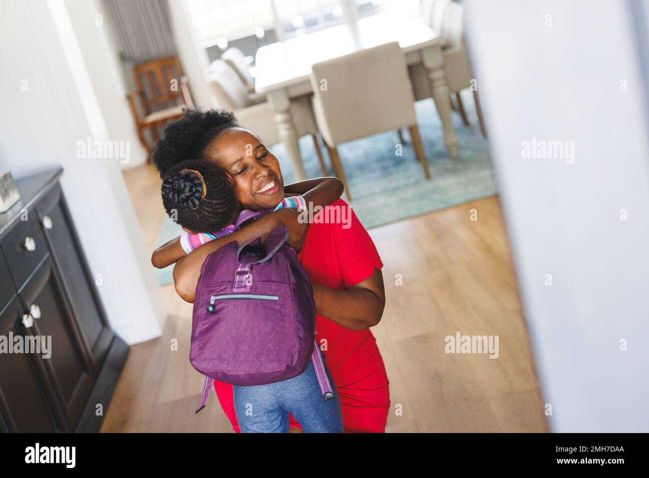 Felice nonna e nipote afroamericana che abbracciano nel corridoio Foto Stock