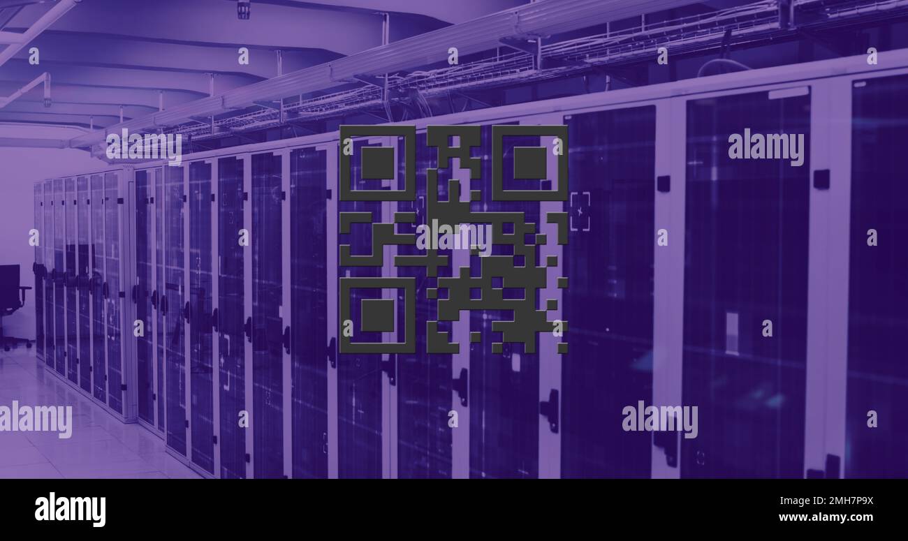 Composizione dell'elaborazione dei dati con codice qr sulla sala server Foto Stock