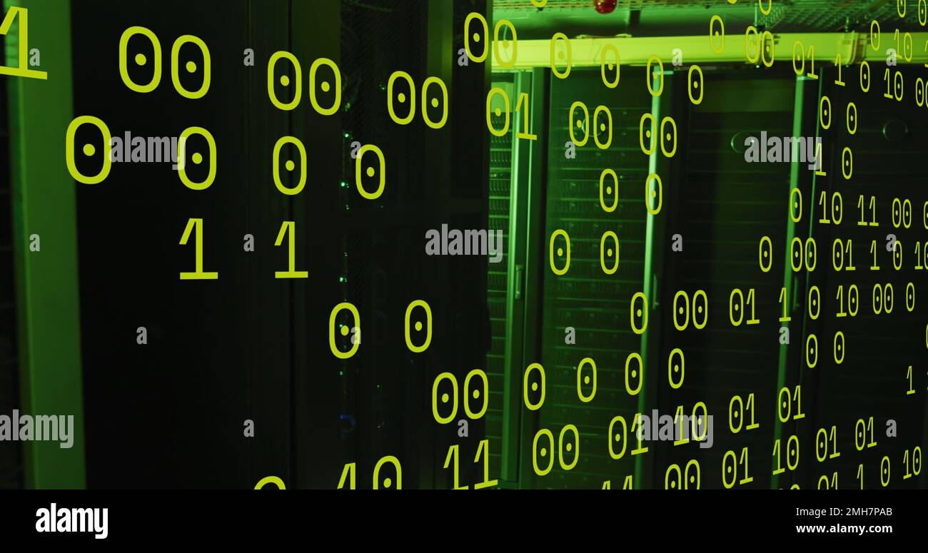 Immagine del codice binario verde sui server Foto Stock