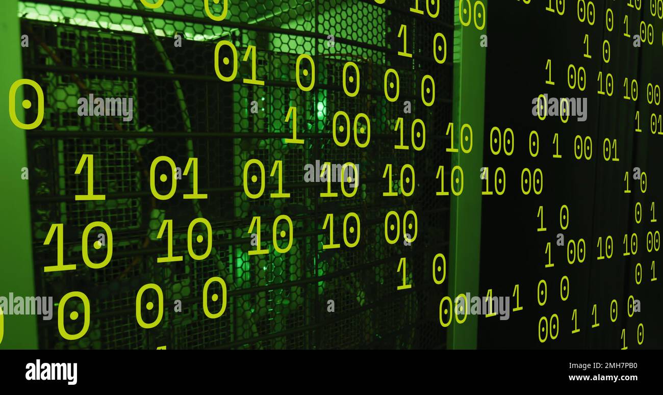 Immagine del codice binario verde sui server Foto Stock