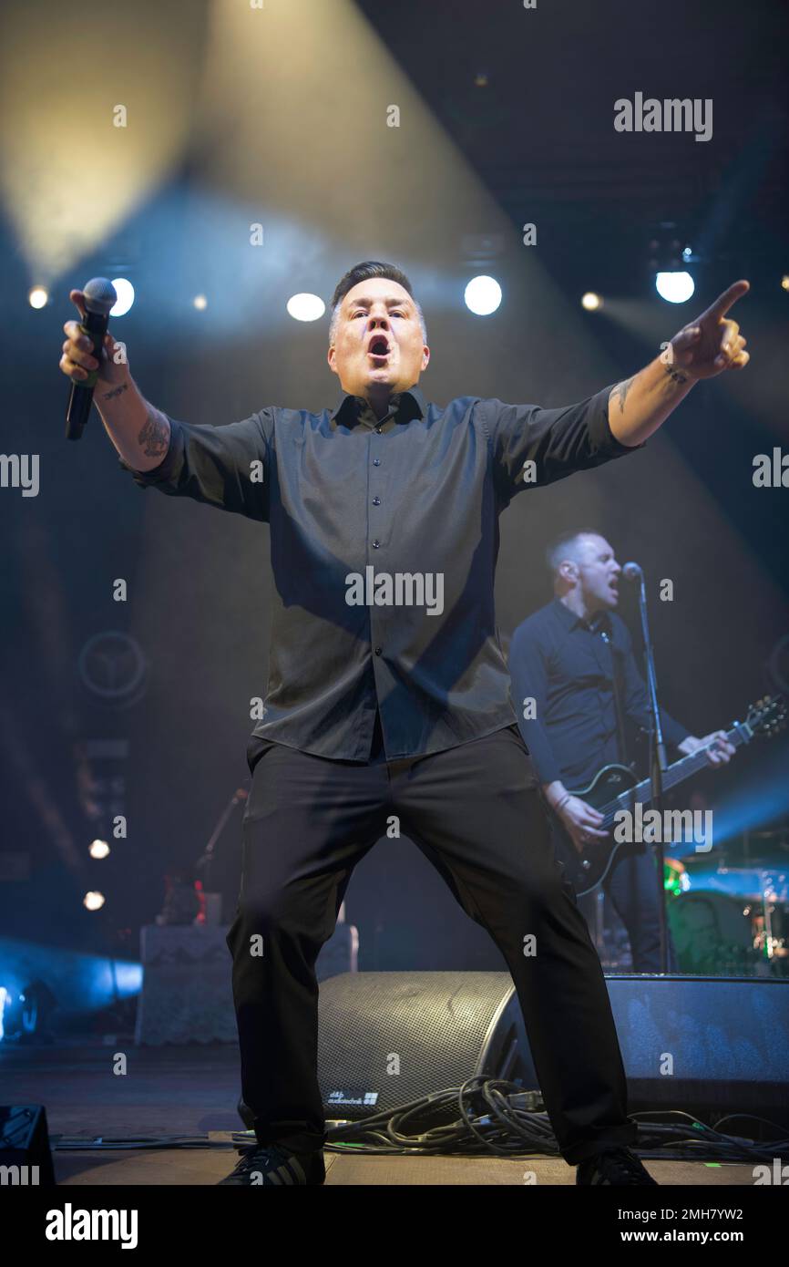 American Celtic punk e da Boston, Dropkick Murphys in concerto dal vivo ad Hannover, germania Foto Stock