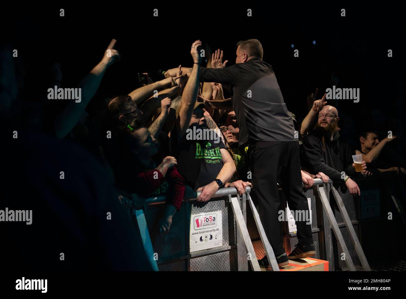 American Celtic punk e da Boston, Dropkick Murphys in concerto dal vivo ad Hannover, germania Foto Stock