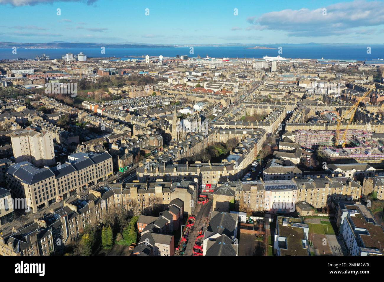 Vista aerea del drone di Leith Walk Edinburgo guardando verso l'area del molo e Firth of Forth Foto Stock