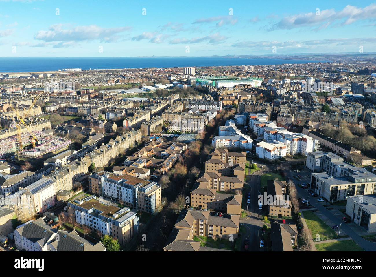 Vista aerea del drone che guarda a nord est di Edimburgo verso Restalrig e lo stadio di Easter Road Foto Stock