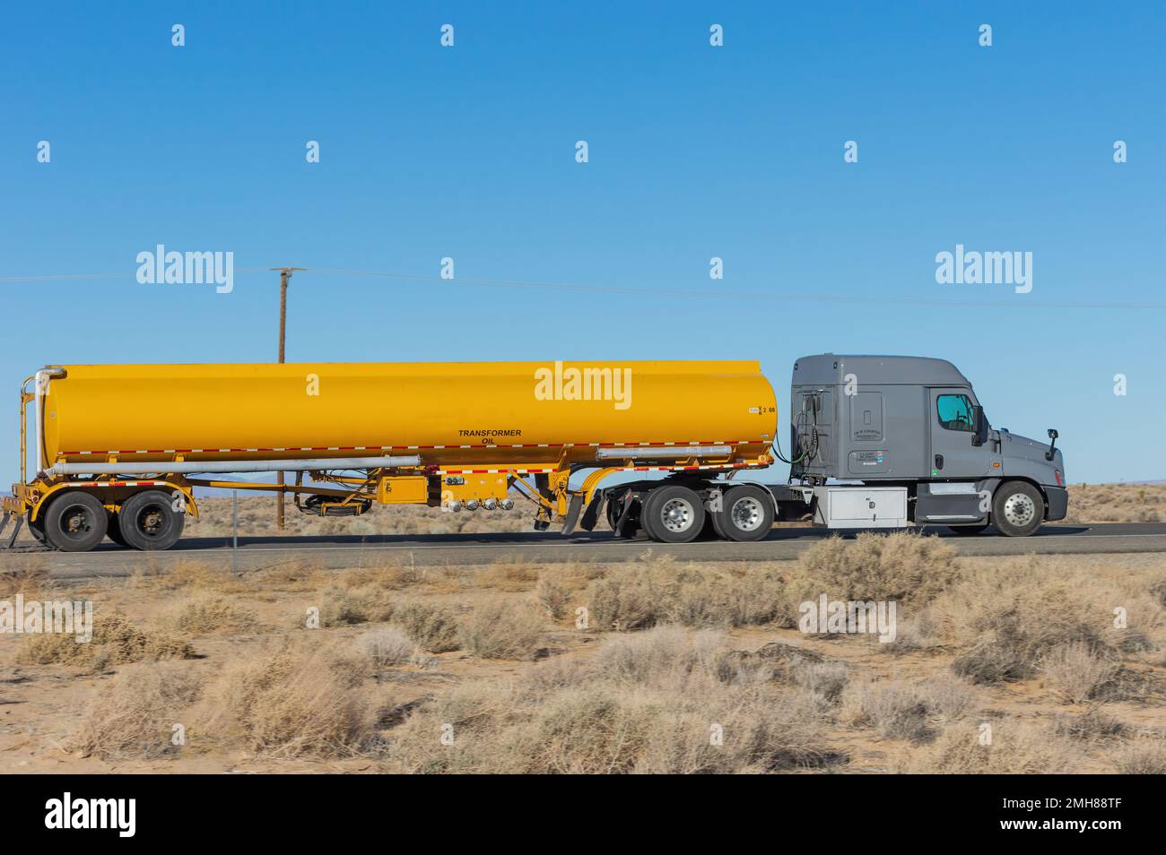 Nel deserto del Mojave viene mostrato un semirimorchio. Foto Stock