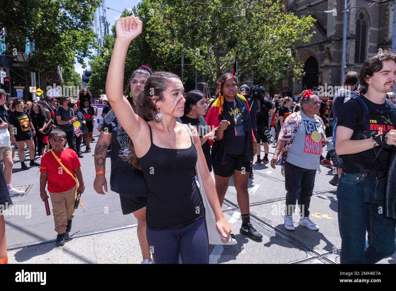 Melbourne, Australia, 26 gennaio 2023. Una giovane donna si fa una marcia con il pugno sollevato durante la protesta annuale della Giornata dell'invasione a Melbourne, organizzata dagli australiani indigeni e dai loro alleati, chiede di porre fine alla celebrazione della Giornata dell'Australia e di riconoscere la sovranità indigena. Credit: Michael Currie/Speed Media/Alamy Live News Foto Stock
