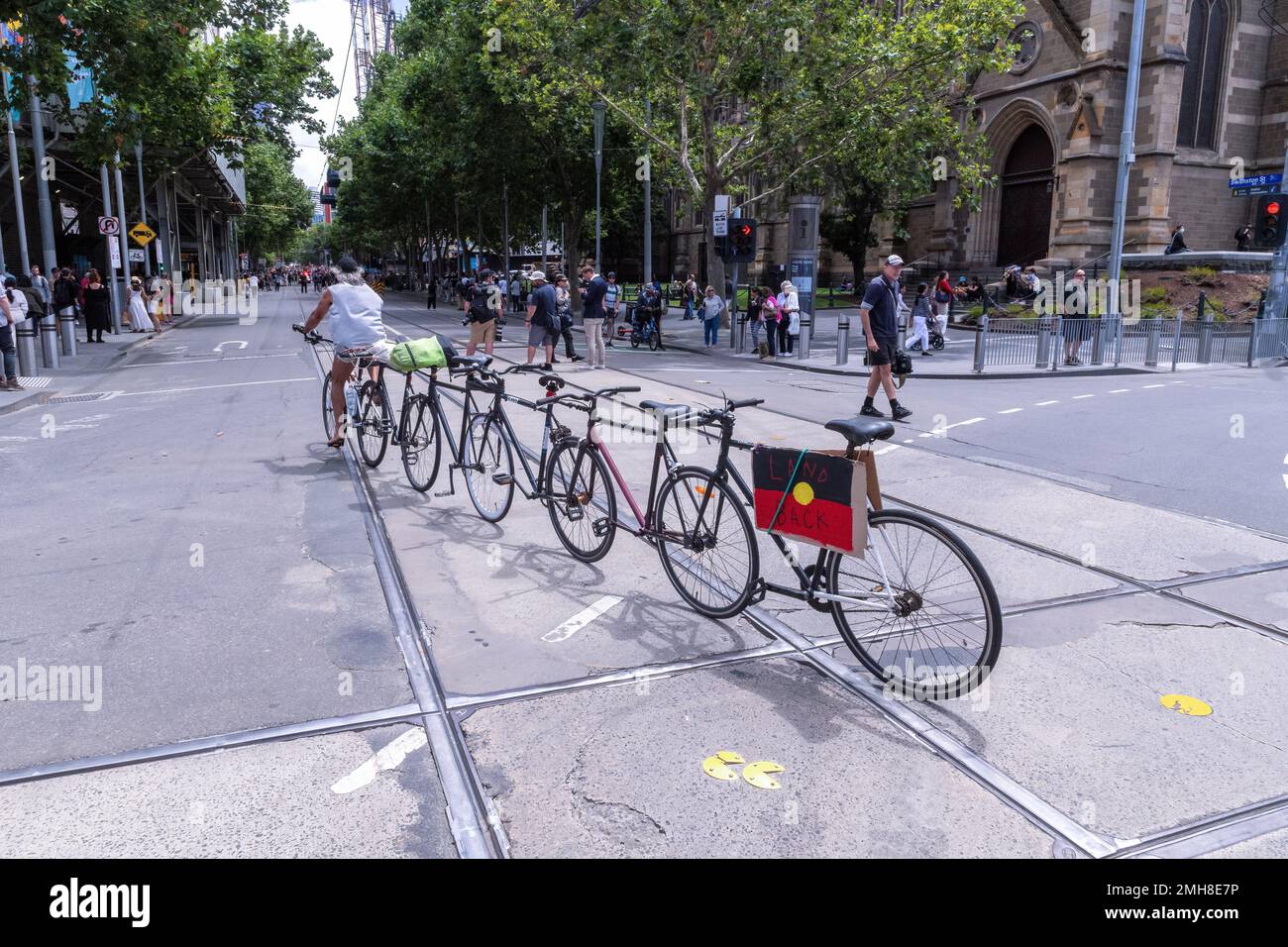 Melbourne, Australia, 26 gennaio 2023. Un uomo con una catena di biciclette si sposta lungo Swanton Street per sostenere la protesta annuale della Giornata dell'invasione a Melbourne, organizzata dagli australiani indigeni e dai loro alleati, chiede la fine della celebrazione della Giornata dell'Australia e il riconoscimento della sovranità indigena. Credit: Michael Currie/Speed Media/Alamy Live News Foto Stock