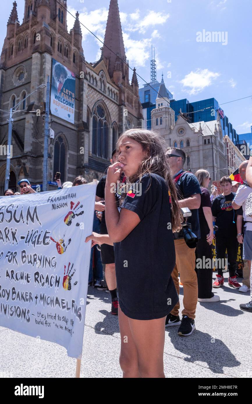 Melbourne, Australia, 26 gennaio 2023. Una giovane ragazza tiene un segno di protesta al di fuori della Cattedrale di San Paolo durante la protesta annuale della Giornata dell'invasione a Melbourne, organizzata dagli australiani indigeni e dai loro alleati, chiede la fine della celebrazione della Giornata dell'Australia e il riconoscimento della sovranità indigena. Credit: Michael Currie/Speed Media/Alamy Live News Foto Stock